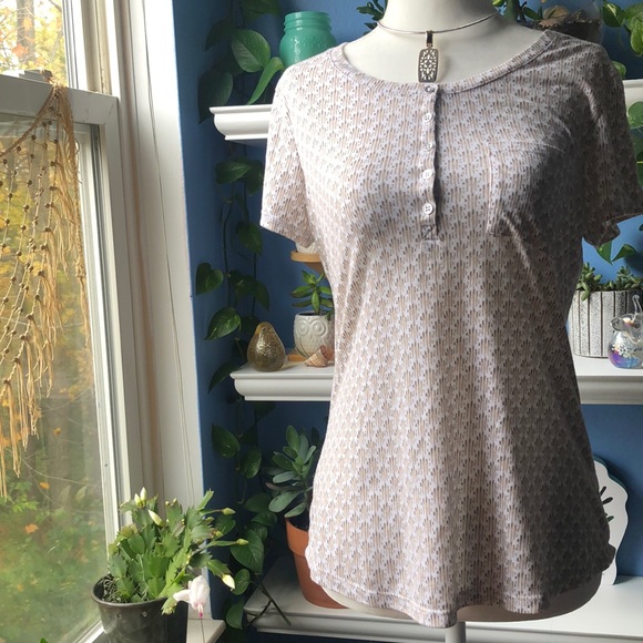 🌺Liz Claiborne soft tee w/ 5 buttons & a pocket🌺 - Picture 2 of 5